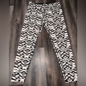 PINK Victoria's Secret Black and White Patterned Leggings